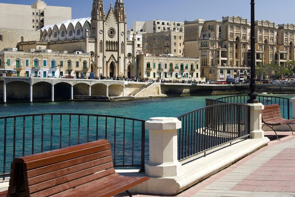 With Stunning Seaviews Apartamento Sliema